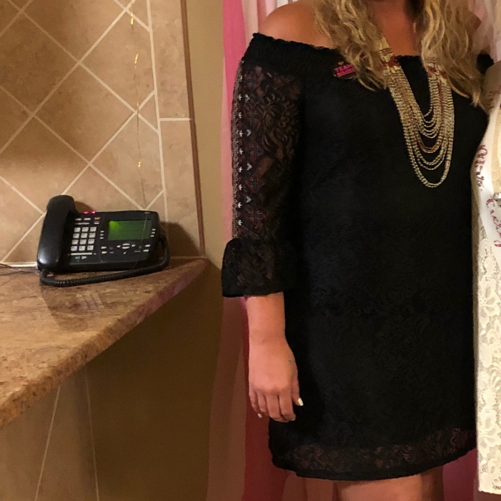 Black lace off the shoulder w/details!!